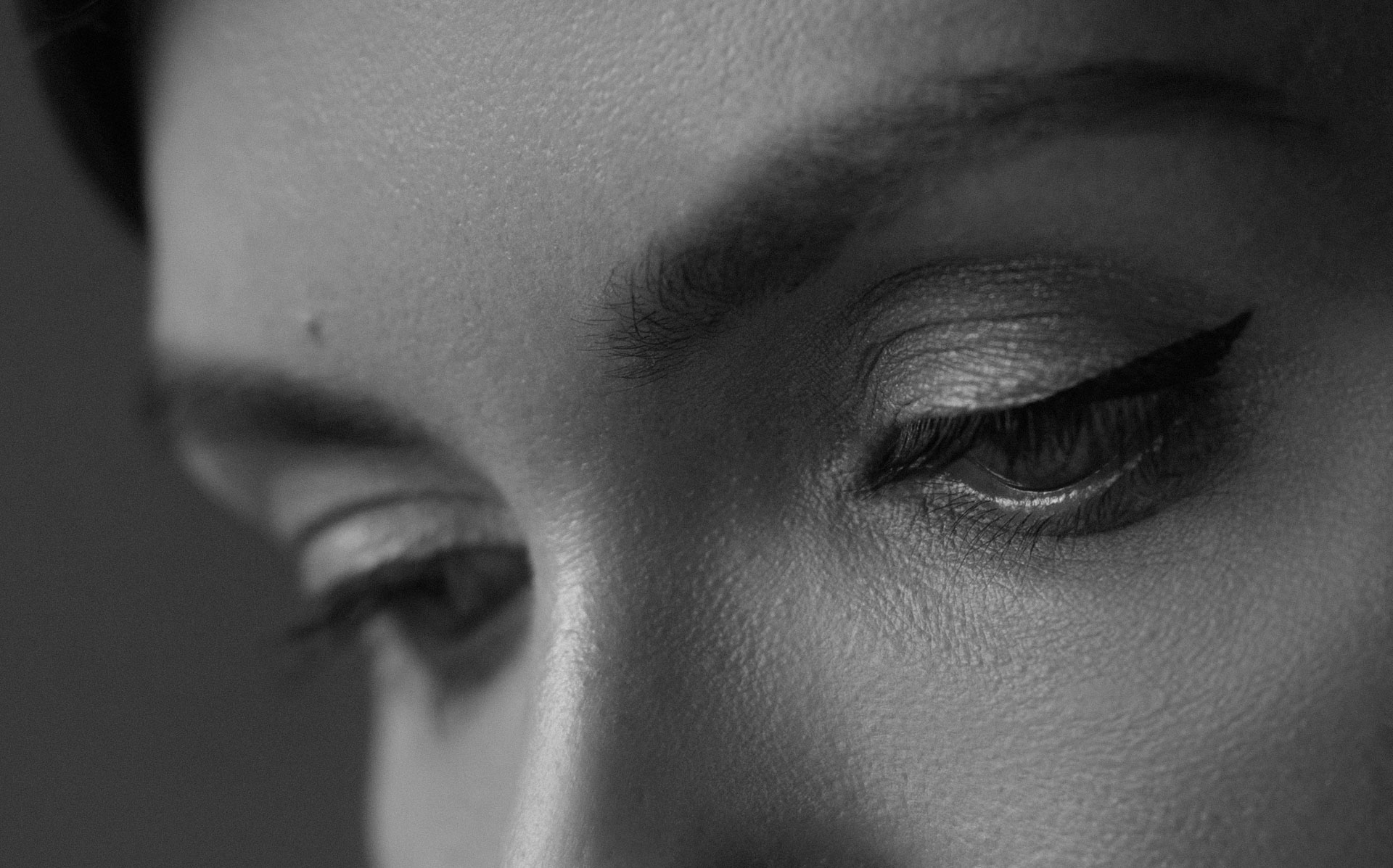 Schwarz-weiß Foto der Augenpartie einer schönen, jungen Frau - auf der Seite 