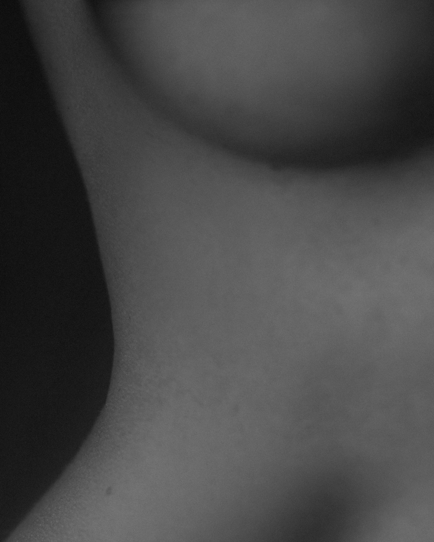 Schwarz-weiß Foto einer nackten Brust und einer schönen Taille einer schönen, jungen Frau - auf der Seite "Leistungsspektrum" von www.hanseatic-facelift.de unter der Rubrik "Brustasymmetrie" -"Formfehler, Asymmetrien oder Veränderungen der Brustwand, die ein unschönes Erscheinungsbild der Brüste verursachen, kommen häufig vor. Ich bin Experte für die Behandlung dieser komplexen Probleme und erziele gute und stabile Ergebnisse. Eine Operation zur Korrektur der Brustasymmetrie ist eine chirurgische Intervention, die die Größe und Form Ihrer Brüste ausgleicht, die Proportionen harmonisiert und Ihre Figur ausbalanciert. Darüber hinaus erhöht sie die positiven Gefühle Ihnen selbst gegenüber und erhöht Ihr Vertrauen und Ihre Sicherheit in das eigene Körperbild".