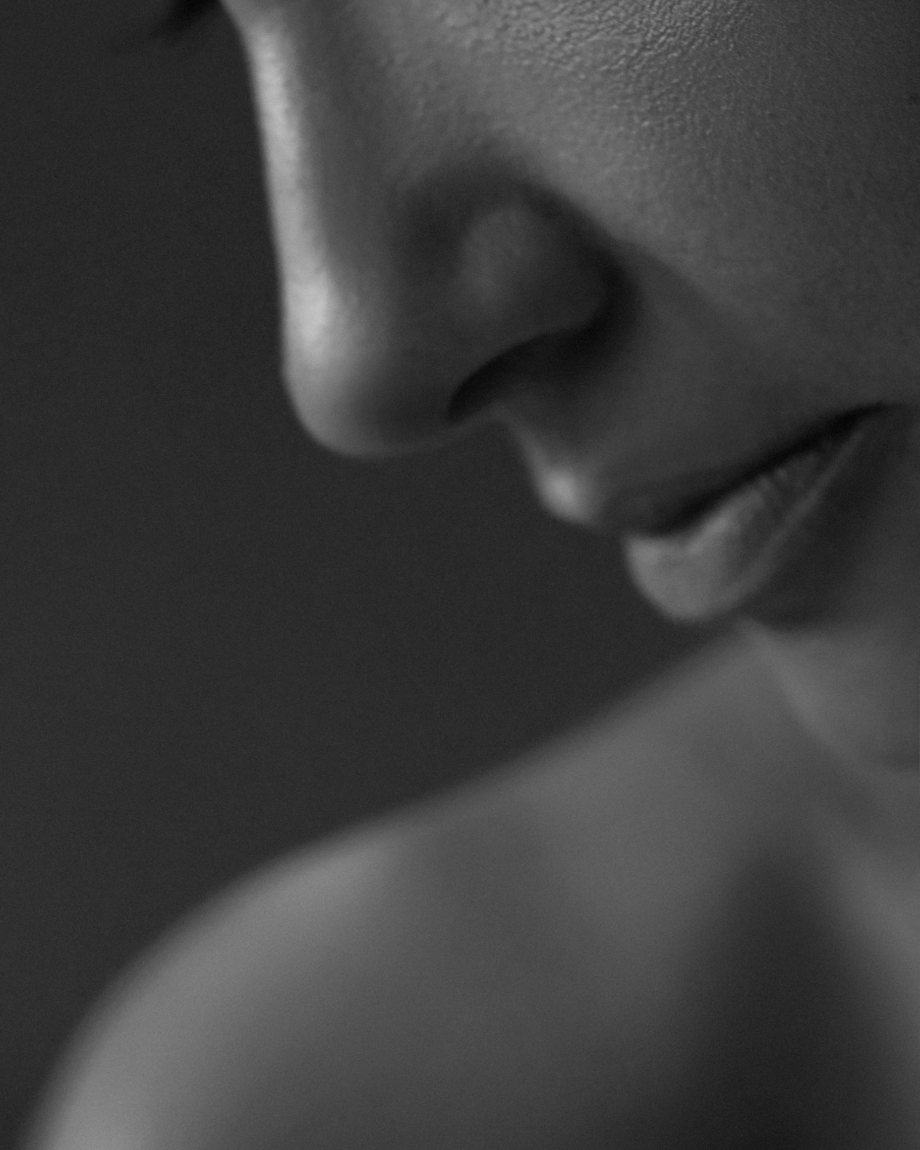 Schwarz-Weiß-Nahaufnahme von Nase und Lippen einer Frau